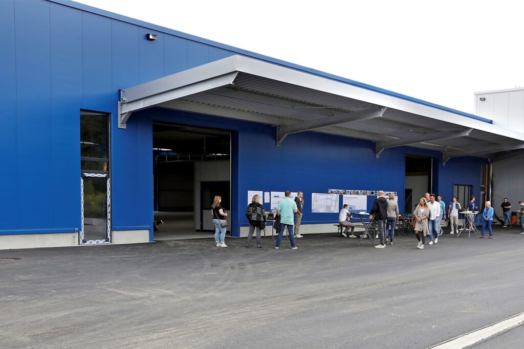 title attribut An der neuen Halle an der Werrastraße wurde am Samstag Baufest gefeiert.