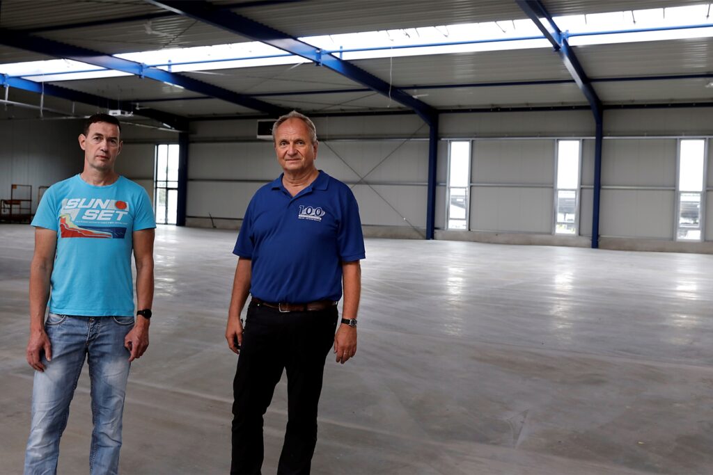 title attribut Betriebsleiter Oliver Hoffmann (l.) und Geschäftsführer Rüdiger Tüshaus in der neuen 3600 Quadrameter großen Halle.