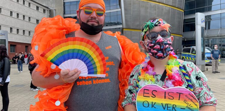 Mit Regenbogenflaggen und bunten Kostümen zogen bis zu 3200 Menschen beim CSD durch die Dortmunder Innenstadt.