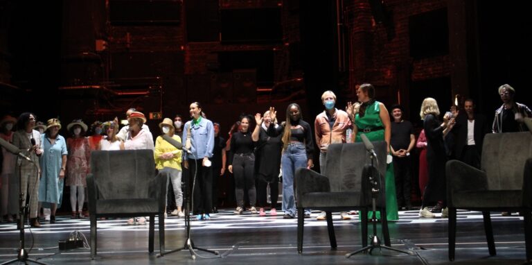 Die Intendantin des Schauspiel Dortmund Julia Wissert hat am Samstag (11.9.) zusammen mit dem Ensemble das Programm der neuen Spielzeit 2021/22 vorgestellt. Zum ersten Mal seit langem applaudierte dabei wieder reales Publikum im Zuschauersaal.