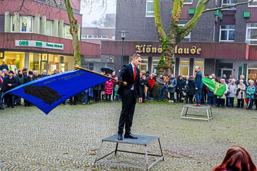 title attribut Beim Gildentag im Januar 2020 wurden zuletzt die Fahnen geschlagen. Viele Zuschauer verfolgten den Brauch – Corona spielte damals noch keine Rolle.