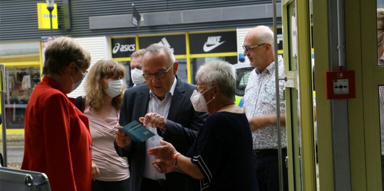 Am Glashaus-Eingang wird SPD-Bundesvorsitzender Norbert Walter-Borjans von der Stadtverbandsvorsitzenden Dr. Babette Nieder (l.) und dem Landtagsabgeordneten Carsten Löcker begrüßt, aber direkt von Ruth Derks abgefangen: Sie bittet den prominenten Gast um ein Autogramm in ihr blaues SPD-Mitgliedsbuch.