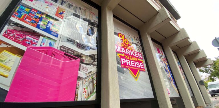 Kodi zog von der Rekumer Straße zur Merschstraße und wirbt bunt für seine Produkte. Das stößt auf Kritik.