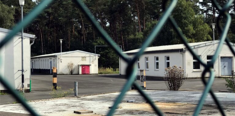 Von September 2015 bis August 2016 war das Briten-Camp am Stockwieser Damm eine Notunterkunft für geflüchtete Menschen. Der DRK-Kreisverband Coesfeld betrieb sie. 25 Betreuer waren dort beschäftigt, dazu zehn Mini-Jobber für die Essensausgabe.