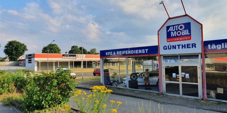 Hinter der Kfz-Werkstatt Günther, die Ende des Jahres am Hoppenwall schließen muss, stehen diverse Geschäftsgebäude seit Jahren leer. Sie machen bald Platz für ein Neubaugebiet.