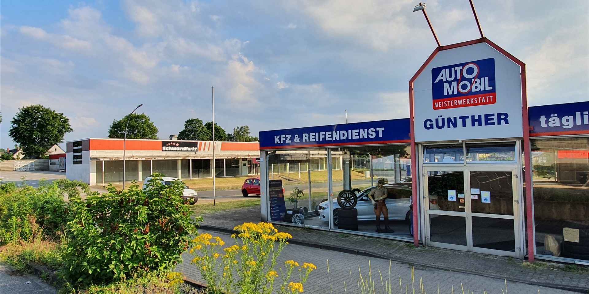 Hinter der Kfz-Werkstatt Günther, die Ende des Jahres am Hoppenwall schließen muss, stehen diverse Geschäftsgebäude seit Jahren leer. Sie machen bald Platz für ein Neubaugebiet.