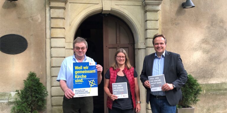 Werben für die Pfarreirats- und Kirchenvorstandswahlen im November: Heiner Kemper, Dagmar Hoffmann und Pfarrer Michael Ostholthoff.