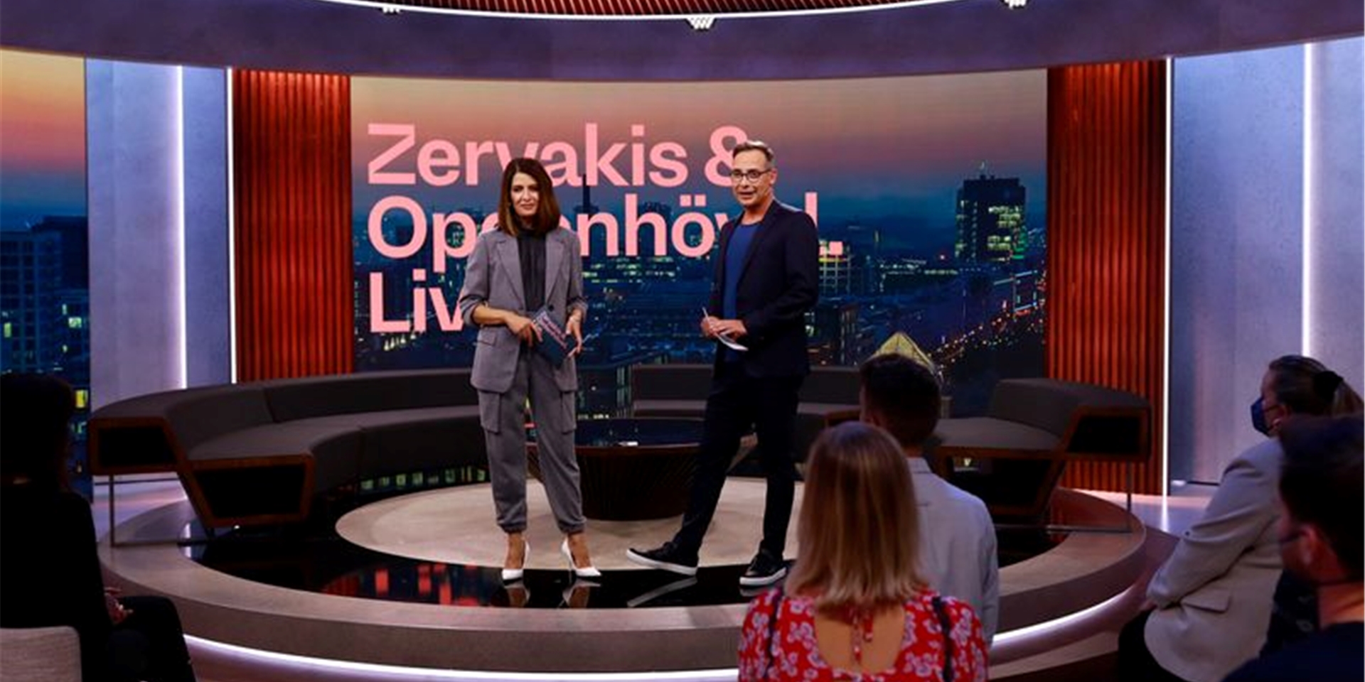 Die Moderatoren Linda Zervakis und Matthias Opdenhövel im Studio der ersten Sendung von „Zervakis & Opdenhövel“.