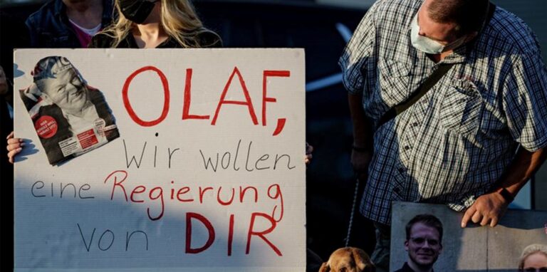 Anhänger von Olaf Scholz unterstützen den SPD-Kanzlerkandidaten vor einer TV-Debatte.