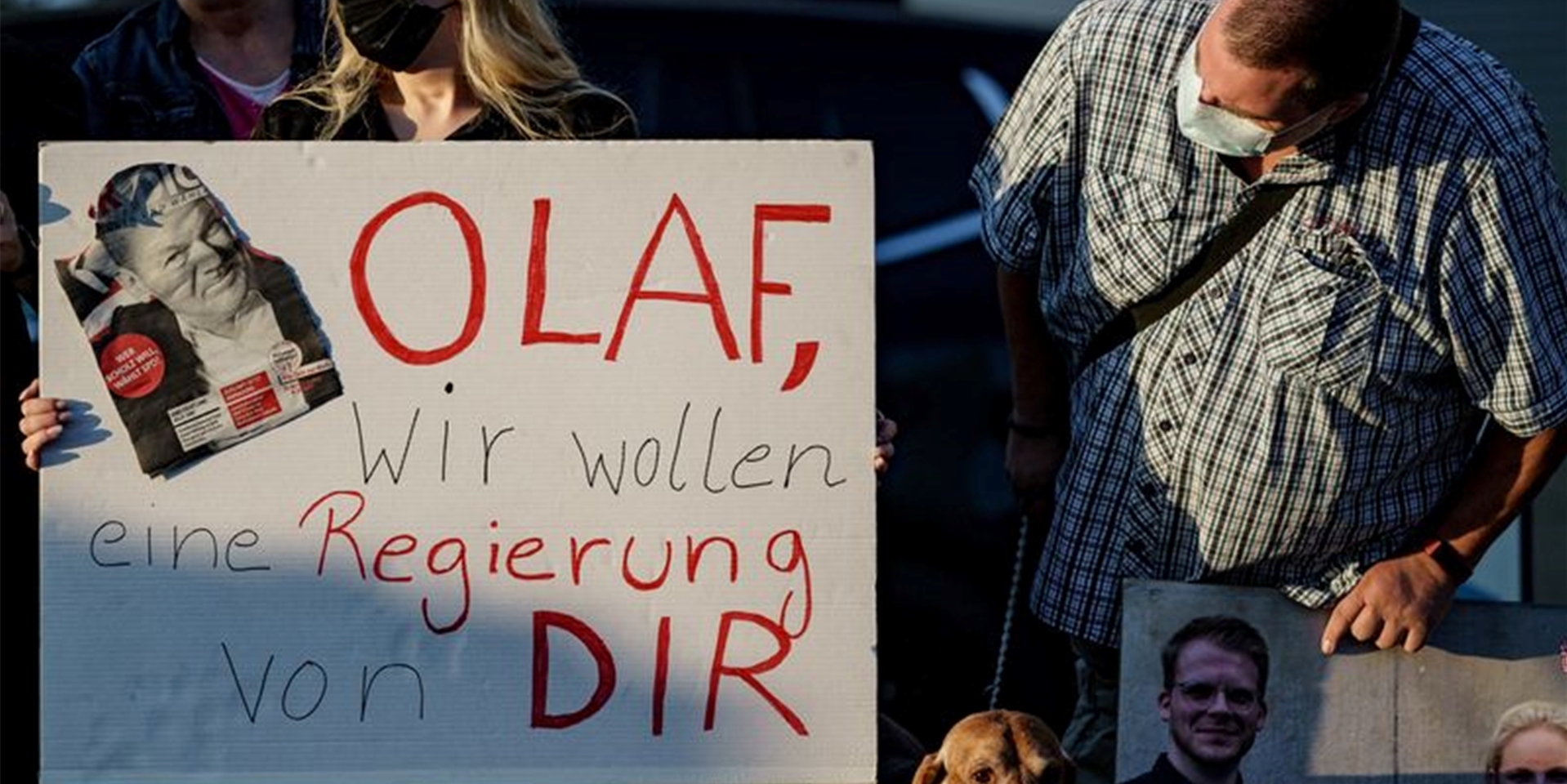 Anhänger von Olaf Scholz unterstützen den SPD-Kanzlerkandidaten vor einer TV-Debatte.