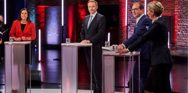 Janine Wissler (l-r), Christian Lindner, Alexander Dobrindt und Alice Weidel kurz vor Beginn der Live-Sendung.