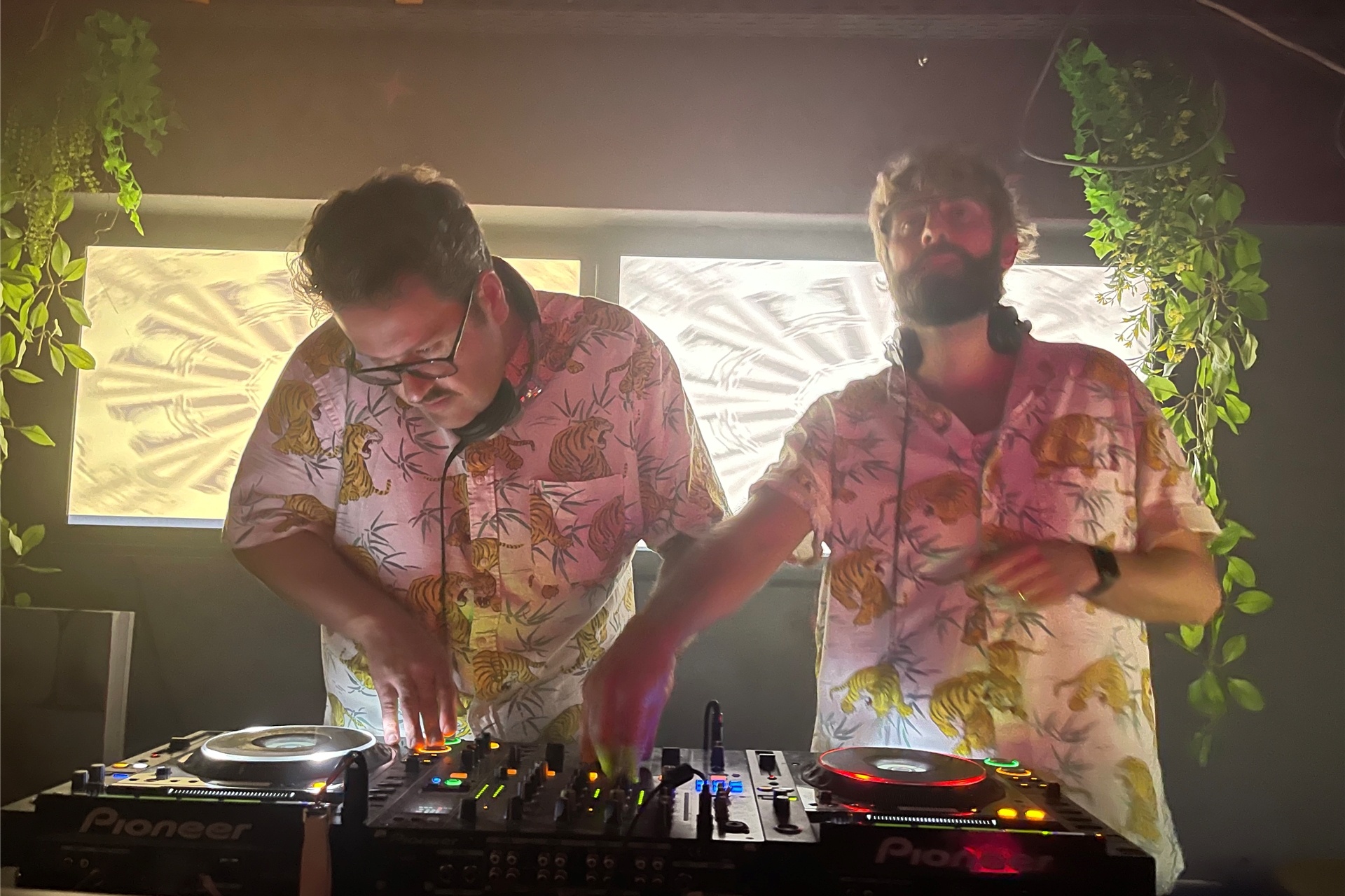 Sinners-Inhaber Sebastian Noetzel (r.) und sein DJ-Kumpel MLM bilden zusammen das Duo Discocolada.
