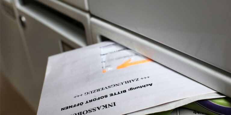 Einfach ignorieren ist der falsche Weg, aber die Verbraucherzentrale weiß Rat, wie man mit Schreiben von Inkassobüros umgeht: prüfen und sich im Zweifel beraten lassen.