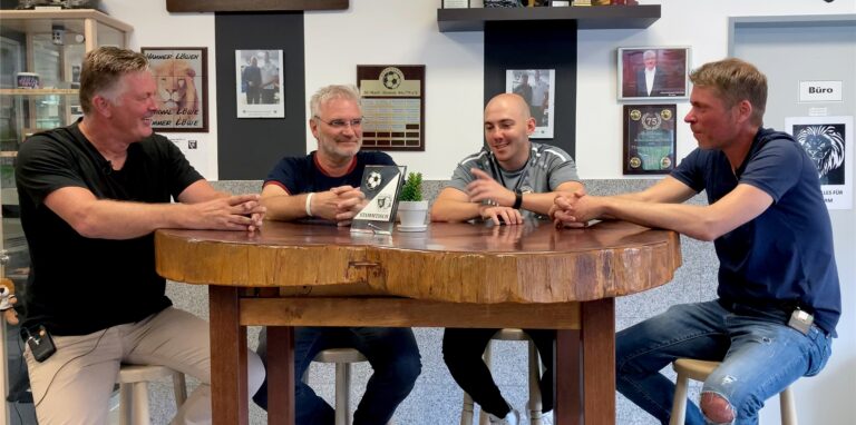 Eine Szene aus der ersten Folge des Sporttalks: Henry Schoemaker (links) und Sebastian Schneider (rechts) hatten Holger Flossbach und Timo Ostdorf zu Gast.