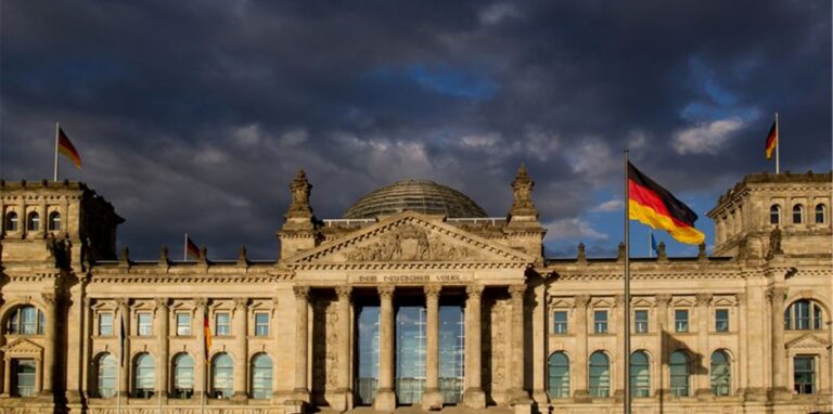 Vor der Bundestagswahl kursieren in in Sozialen Medien viele Falschinformationen.