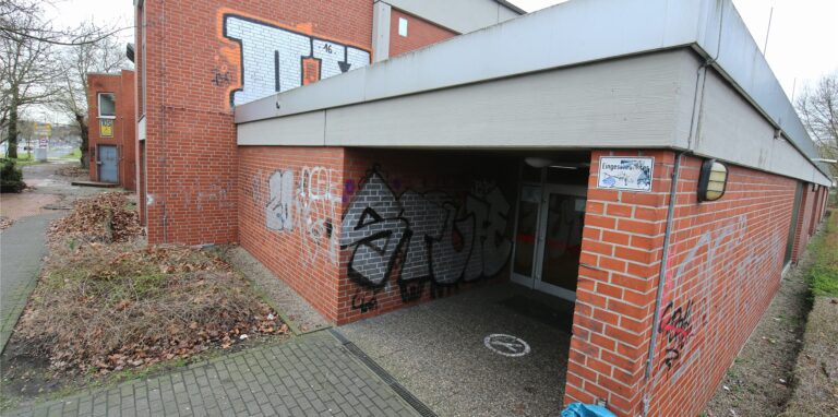 Unbekannte Täter sorgten dafür, dass die Sporthalle des Berufskollegs an der B 235 für einige Zeit gesperrt werden musste.