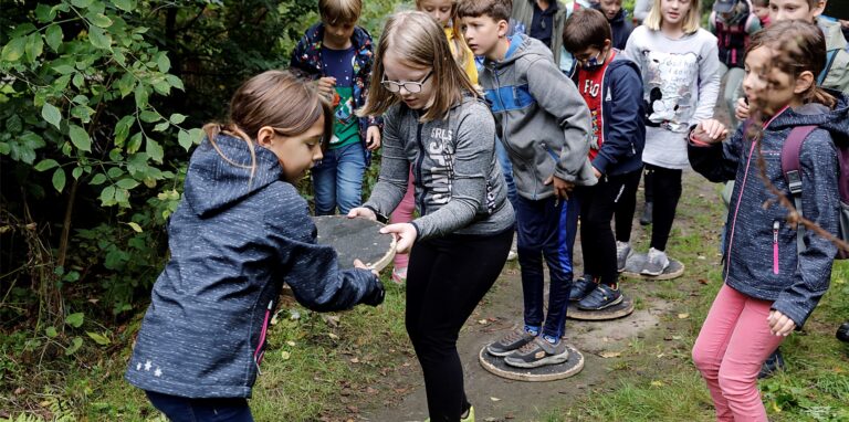 Bei der „Moorüberquerung“ waren Geschicklichkeit und Teamarbeit gefragt.