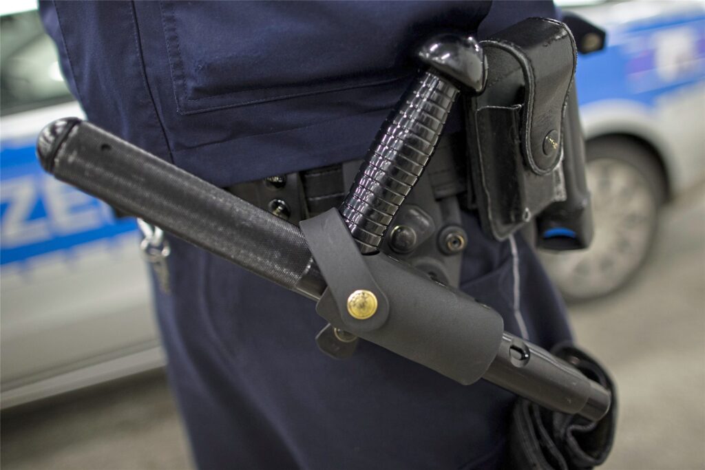 title attribut Ein Einsatzmehrzweckstock, wie er zum Beispiel von Polizeibeamten getragen wird.