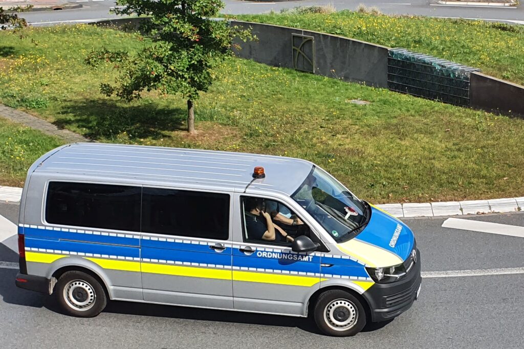 title attribut Der neue VW-Bus des Kommunalen Ordnungsdienstes Im Kreisverkehr in der Innenstadt.