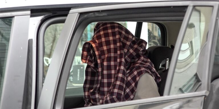 Ein Mann sitzt nach seiner Festnahme im Zusammenhang mit dem mutmaßlich geplanten Anschlag auf die Hagener Synagoge in einem Auto der Einsatzkräfte.