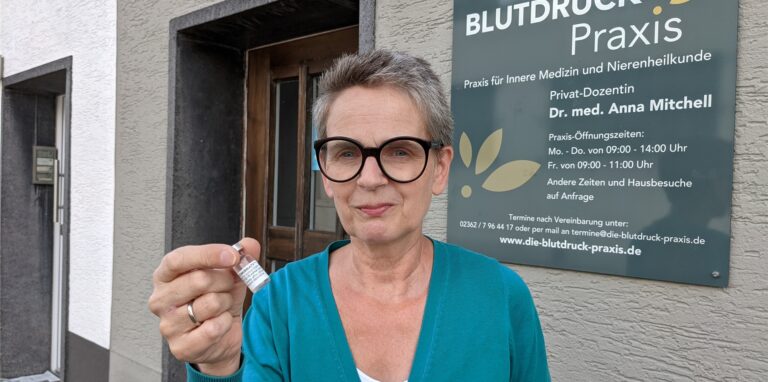 Dr. Anna Mitchell impft sowohl Erwachsene als auch Kinder und Jugendliche. Die Resonanz sei zurzeit aber noch nicht so hoch, erzählt sie.
