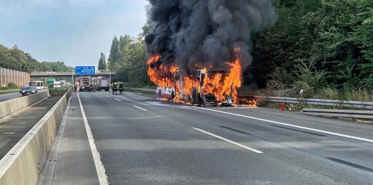 Ein brennender Bus steht auf dem Seitenstreifen der Autobahn 46 bei Neuss.