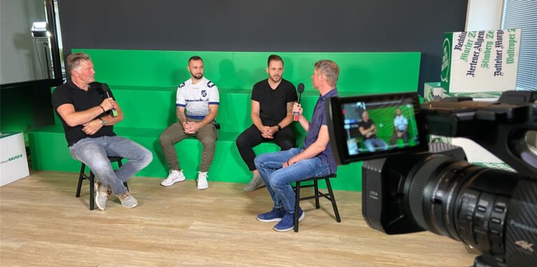 Diesmal wurde im Verlagshaus des Medienhauses Bauer gedreht: Henry Schoemaker (l.) und Sebastian Schneider (r.) begrüßten Mirzet Efendic (2.v.l.) und Stefan Oerterer (2.v.r.).