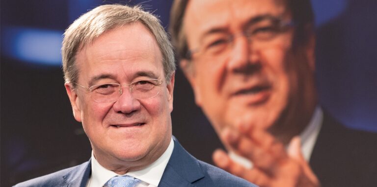 Armin Laschet, Kanzlerkandidat der Union und Vorsitzender der CDU, spricht im Festzelt eines Schützenvereins im Rahmen seiner Wahlkampftour.
