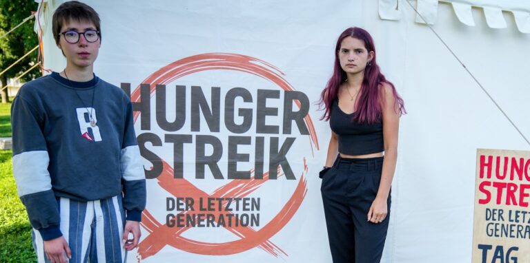 Lina Eichler (l.) befindet sich gemeinsam mit anderen Aktivisten in Berlin im Hungerstreik. Am Samstag (18.9.), vier Tage nachdem dieses Bild entstanden ist, ist sie zusammengebrochen.