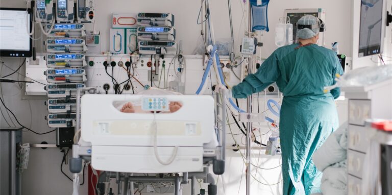 Eine Intensivpflegerin versorgt auf der Intensivstation einen an Covid-19 erkrankten Patienten. (Symbolbild)