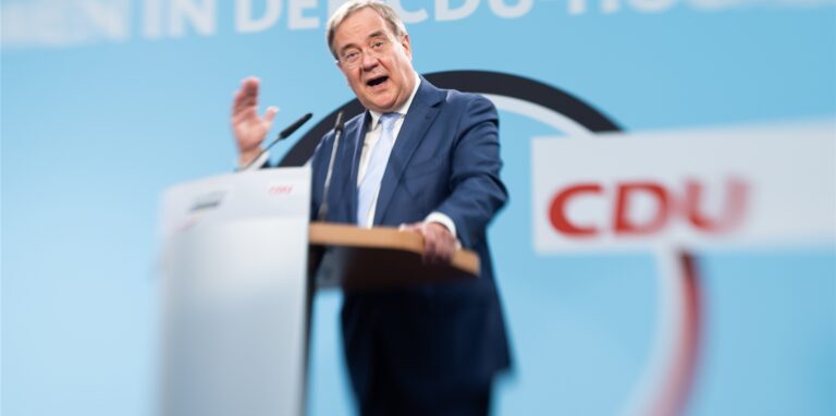 Armin Laschet, Kanzlerkandidat der Union und Vorsitzender der CDU, spricht im Festzelt eines Schützenvereins im Rahmen seiner Wahlkampftour.