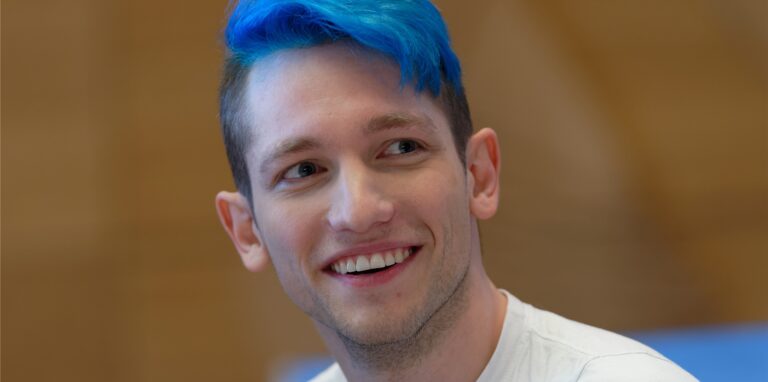 Der Youtuber Rezo hat vor der Bundes­tags­wahl drei „Zerstörungsvideos“ veröffentlicht, in denen er jeweils Politiker verschiedener Parteien heftig kritisiert.