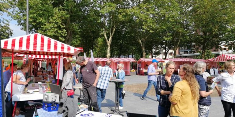Die Besucherinnen und Besucher der Umweltmesse führten angeregte Gesprächen mit den Standbetreibern.