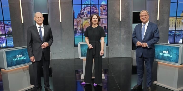 Scholz, Bearbock und Laschet stehen vor Beginn des dritten TV-Triells, der Kanzlerkandidatendiskussion bei ProSieben und Sat.1, im Studio H im Stadtteil Adlershof beieinander.
