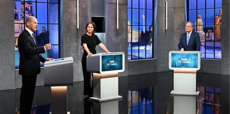 Kanzlerkandidaten (l-r) Olaf Scholz (SPD), Annalena Baerbock (Bündnis 90/Die Grünen) und Armin Laschet (CDU/CSU) diskutieren bei dem Dritten TV-Triell.