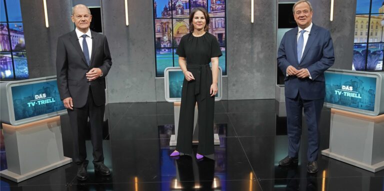 Olaf Scholz (l-r), SPD-Spitzenkandidat in der Bundestagswahl und Bundesfinanzminister, Annalena Baerbock, Spitzenkandidatin von Bündnis 90/Die Grünen deren Parteivorsitzende, und Armin Laschet, Spitzenkandidat von CDU/CSU in der Bundetagswahl, CDU-Parteivorsitzender und Ministerpräsident von Nordrhein-Westfalen, stehen vor Beginn des dritten TV-Triells, der Kanzlerkandidatendiskussion bei ProSieben und Sat.1, im Studio H im Stadtteil Adlershof beieinander.
