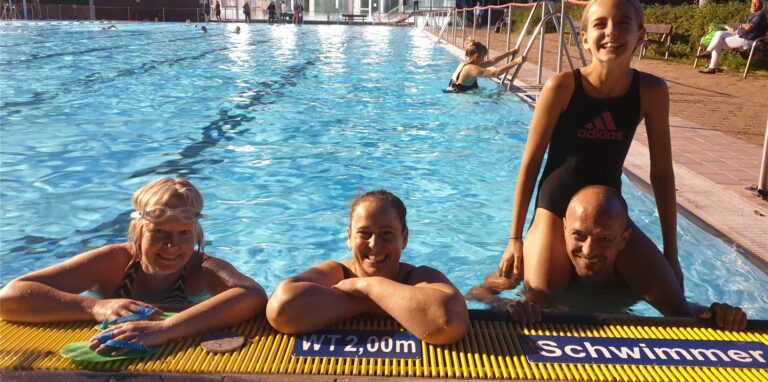 Besucher der Mollbeck im Schwimmbecken beim Flutlicht-Schwimmen