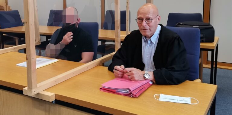 Das Foto zeigt den Angeklagten neben seinem Verteidiger Volker Schröder.