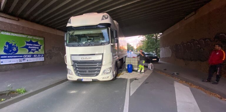 Der Lkw blockierte die Eisenbahnunterführung.