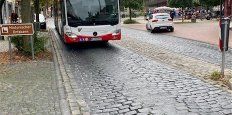 Bus fährt über Kopfsteinpflaster