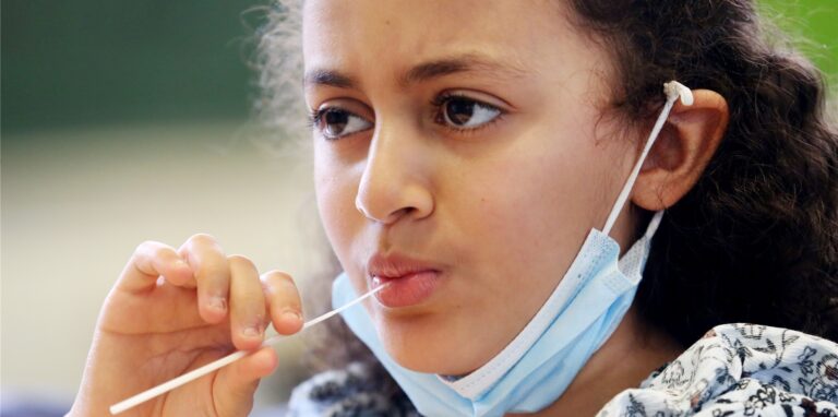 Sogenannte Lolli-Tests sind beliebt, um Corona-Tests bei Kindern durchzuführen.