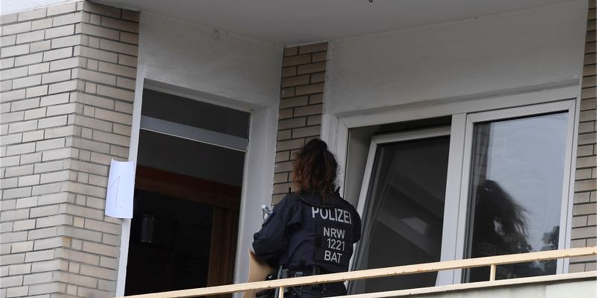 Ermittler durchsuchen ein Mehrfamilienhaus in Hagen.