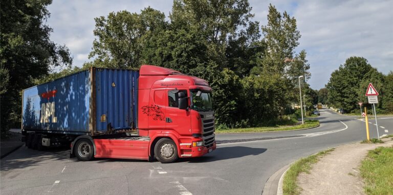 Vor allem Lastwagen haben an der Lünsingskuhle/Carl-Benz-Straße mit einem ungünstigen Winkel zu kämpfen, auch deswegen soll die Straße künftig direkt über das baumbestandene Grundstück zur dahinter liegenden Kreuzung führen.