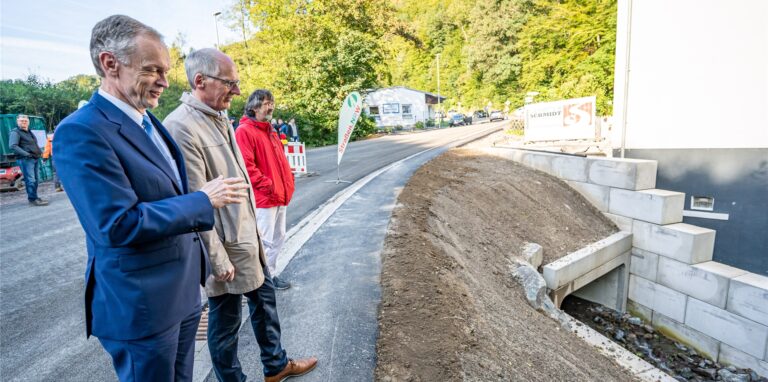 Nach der Hochwasserkatastrophe wird in Hagen-Priorei eine neue Brücke wieder freigegeben.