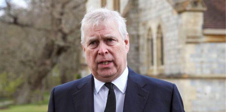 Der britische Prinz Andrew spricht während eines Fernsehinterviews in der königlichen Allerheiligenkapelle in der Royal Lodge in Windsor.