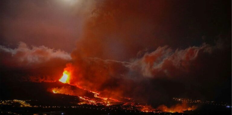 Lava bricht aus einem Vulkan in der Nähe von El Paso auf der Insel La Palma aus.