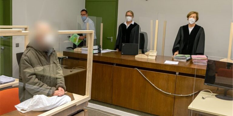 Der Angeklagte (l.) zum Prozessauftakt im Gerichtssaal des Landgerichts München I.