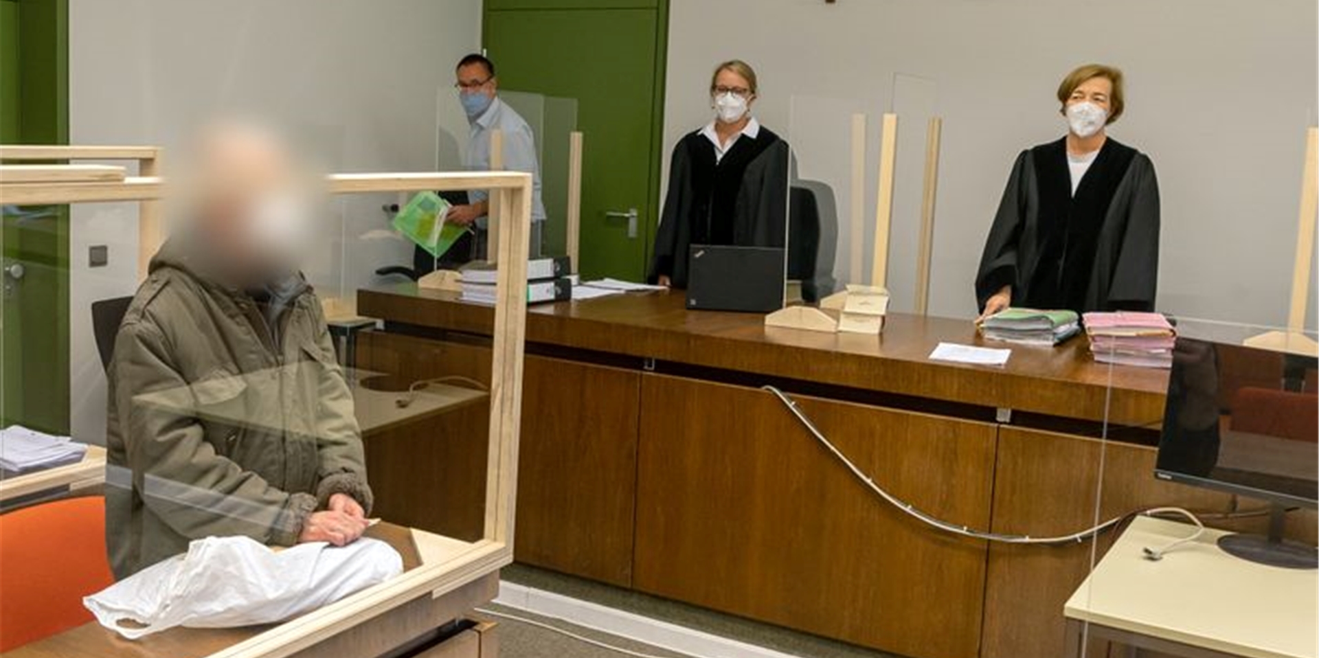 Der Angeklagte (l.) zum Prozessauftakt im Gerichtssaal des Landgerichts München I.