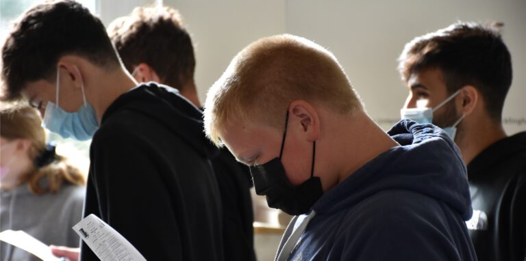 Vor der U18-Wahl musterten die Schülerinnen und Schüler an der Joseph-Hennewig-Schule gespannt ihre Stimmzettel.