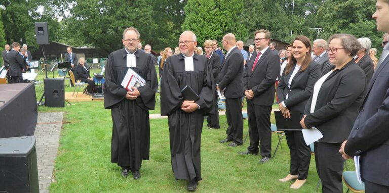 Als Superintendent des Kirchenkreises Dinslaken begleitete Friedhelm Waldhausen am Sonntag Pfarrer Reinhard Harfst (v.l.) auf dem Weg zum Altar. Etwa 120 Gäste nahmen am Einführungsgottesdienst teil.